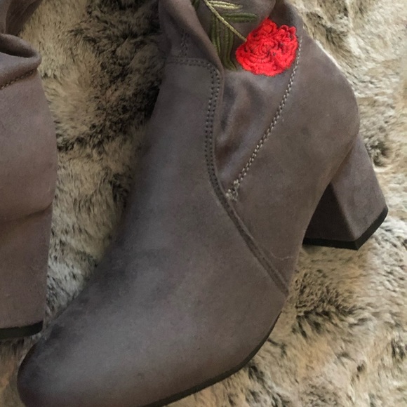 NWT Grey Floral Embroidered Classy & Trendy Boots - Picture 9 of 15